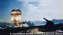 Blick auf den Atompilz auf dem Testgelände in Nevada am 23. Mai 1953. Hunderte hochrangiger Militärs sowie Kongressmitglieder waren anwesend, als erstmalig in der Geschichte eine Atombombe mittels eines neuartigen Artillerie-Geschützes (r) abgeschossen wurde.