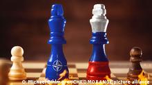 Schachfiguren umgeben von Feuer Symbolbild, Konflikt und Krieg zwischen der NATO und Russland FOTOMONTAGE