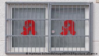 Geschlossene Fenster einer Apotheke Geschlossene Fenster einer Apotheke
