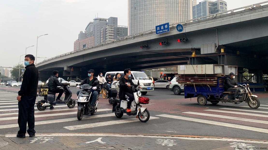 Veículos passam ao lado de viaduto