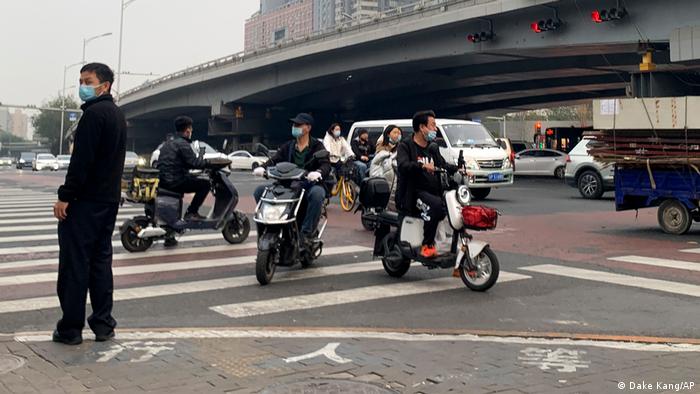 10月13日，一位抗议人士在北京四通桥悬挂抗议标语。根据社交媒体流传的影音图像，现场还冒出滚滚浓烟。北京警方迅速出警，移除了标语和燃烧物。