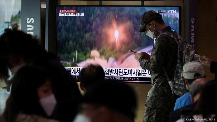Un soldado surcoreano pasa frente a una pantalla donde se anuncia el lanzamiento de un nuevo misil balístico norcoreano.