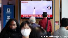 4.10.2022, Seoul, Südkorea, People watch a TV broadcasting a news report on North Korea firing a ballistic missile over Japan, at a railway station in Seoul, South Korea, October 4, 2022. REUTERS/Kim Hong-Ji