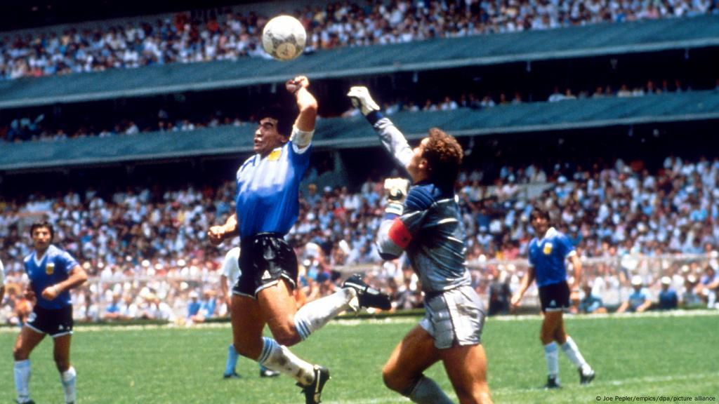 Diego Maradona's 'hand of God' ball will be auctioned – DW – 10/14/2022