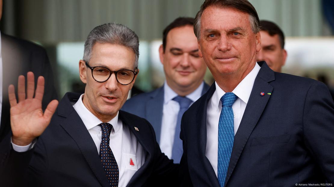 Romeu Zema acena ao lado de Bolsonaro