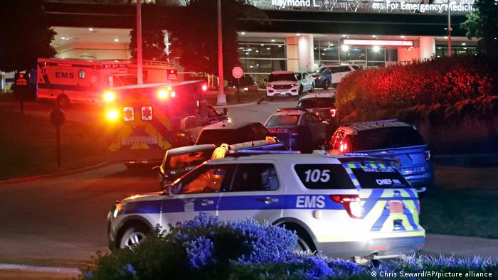 Una ambulancia que se cree lleva al sospechoso de un tiroteo múltiple llega a la sala de emergencias de un hospital en Raleigh, bajo una fuerte escolta policial.