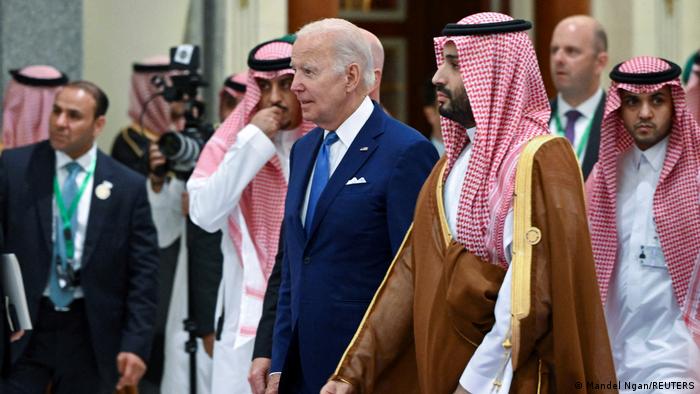 美国总统拜登（中）今年七月拜访沙特阿拉伯