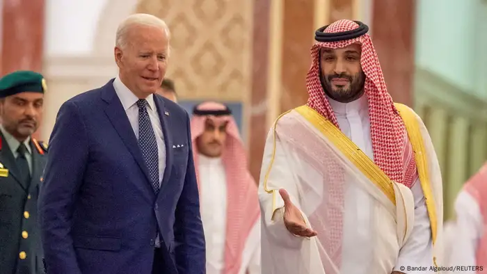 ولي العهد السعودي الأمير محمد بن سلمان يستقبل الرئيس الأمريكي جو بايدن لدى وصوله إلى جدة 15 يوليو 2022. 