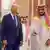 图为2022年7月15日沙特王储萨勒曼抵达沙特港都吉达后，在阿尔萨勒曼宫接待美国总统拜登的画面。