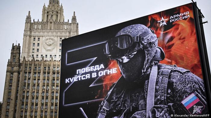 Gran afiche de propaganda rusa para el servicio militar.