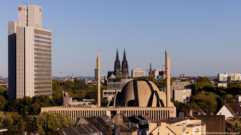 Centralna džamija u Kelnu: Ovo je trenutno najveća džamija u Nemačkoj. Može da primi oko 1.200 vernika. Ceremonija zvaničnog otvaranja održana je 29. septembra 2018. godine, uz prisustvo turskog predsednika Redžepa Tajipa Erdogana.