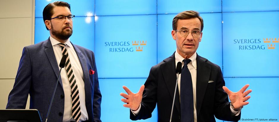 Moderado Ulf Kristersson (dir.), o novo premiê da Suécia, ao lado de Jimmie Åkesson, líder da ultradireita