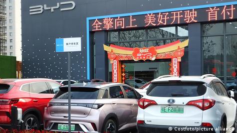 Solo coches eléctricos a la venta: tienda BYD en Yichang, China