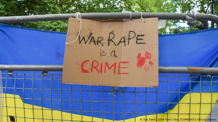 Symbolbild Ukraine-Krieg: Protest gegen Vergewaltigung