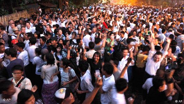 Anhänger von Suu Kyi feiern ihre Freilassung (Foto: AP)