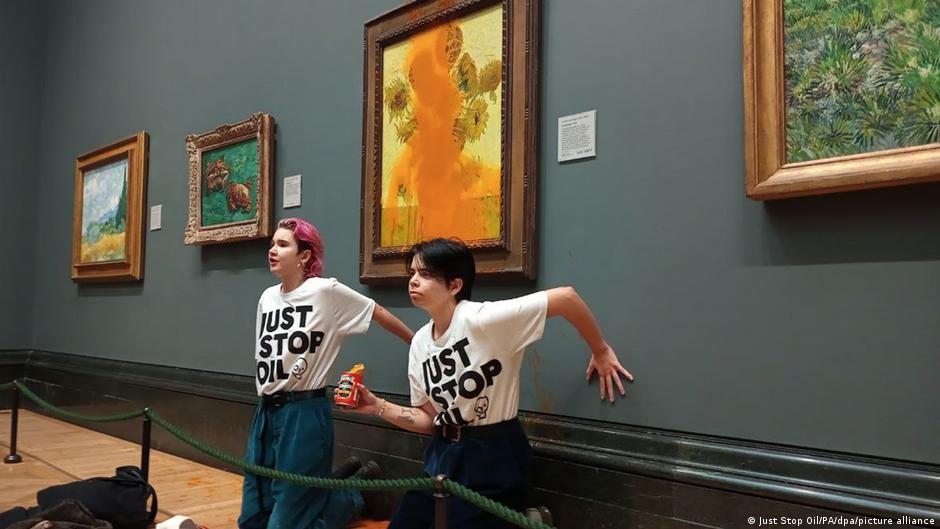 兩名抗議者在倫敦英國國家美術館用番茄湯襲擊梵高名畫《向日葵》