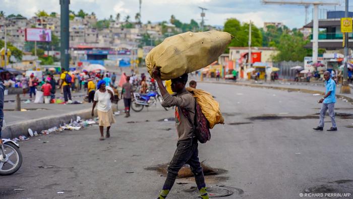Un haitiano carga un saco sobre su cabeza por las calles de Puerto Príncipe en una imagen reciente.