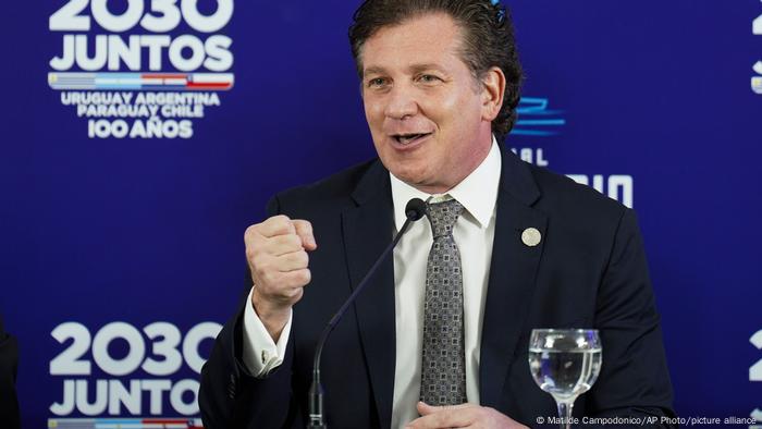 CONMEBOL-Präsident Alejandro Doninguez spricht bei einer Pressekonferenz zur Bewerbung um die WM 2030 CONMEBOL-Präsident Alejandro Doninguez spricht bei einer Pressekonferenz zur Bewerbung um die WM 2030