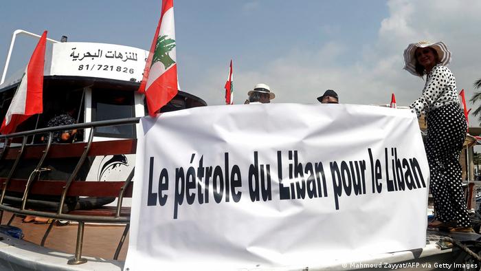 لبنانيون يحتجون للمطالبة بحق بلادهم في احتياطيات الغاز البحرية.