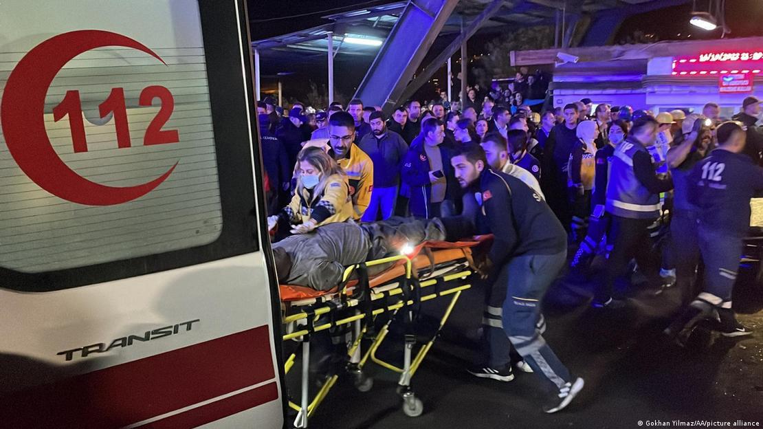 Bartın'daki maden kazası sonrası yeraltından çıkarılan bir işçi ambulansa bindiriliyor 