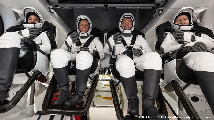 SpaceX devuelve 4 astronautas a la Tierra |  noticias |  DW