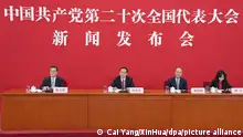 15.10.2022, China, Peking: Sun Yeli (2.v.r), Sprecher des 20. Nationalkongresses der Kommunistischen Partei Chinas (KPC), hält eine Pressekonferenz in der Großen Halle des Volkes. Auf dem am Sonntag (16.10.2022) in Peking beginnenden Kongress will sich Staats- und Parteichef Xi für eine historische dritte Amtszeit bestätigen lassen. Foto: Cai Yang/XinHua/dpa +++ dpa-Bildfunk +++