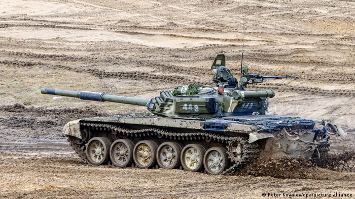 Un tanque T-72B participa en los ejercicios conjuntos realizados antes de la invasión a Ucrania.