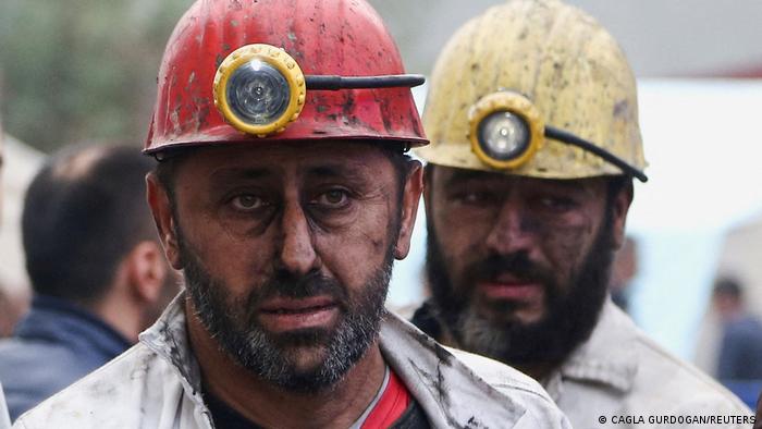 Турците скърбят за загиналите при експлозия миньори в Амасра, а