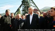 This handout photo released by the Press Office of the Presidency of Turkey on October 15, 2022, shows Turkish President Recep Tayyip Erdogan (C) as he arrives to inspect the site of an explosion in a coal mine in Amasra, in Turkey's Bartin Province. - Rescuers on October 15, 2022 searched for the last miner missing at a coal mine in northern Turkey, where a methane blast the previous day killed at least 40 people in one of the country's worst industrial accidents in years. (Photo by Handout / Press Office of the Presidency of Turkey / AFP) / RESTRICTED TO EDITORIAL USE - MANDATORY CREDIT AFP PHOTO / Press Office of the Presidency of Turkey - NO MARKETING NO ADVERTISING CAMPAIGNS - DISTRIBUTED AS A SERVICE TO CLIENTS