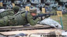 Rekruten schießen während einer militärischen Trainingseinheit auf einem Schießplatz im Süden Russlands. Der russische Verteidigungsminister Schoigu sagte, dass das Militär im Rahmen einer vor zwei Wochen eingeleiteten Teilmobilisierung über 200 000 Reservisten rekrutiert hat. +++ dpa-Bildfunk +++