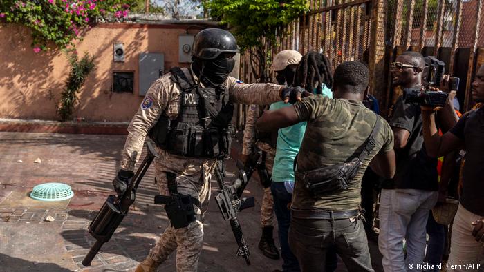 Decenas de policías armados atacaron la residencia privada del primer ministro de Haití,Ariel Henry, en el marco de un movimiento de protesta por la indiferencia de las autoridades frente a la muerte de más de una decena de agentes a manos de grupos armados este mes. (26.01.2023) 