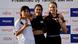 Las tres medallistas muestran sus medallas. Las tres medallistas muestran sus medallas.