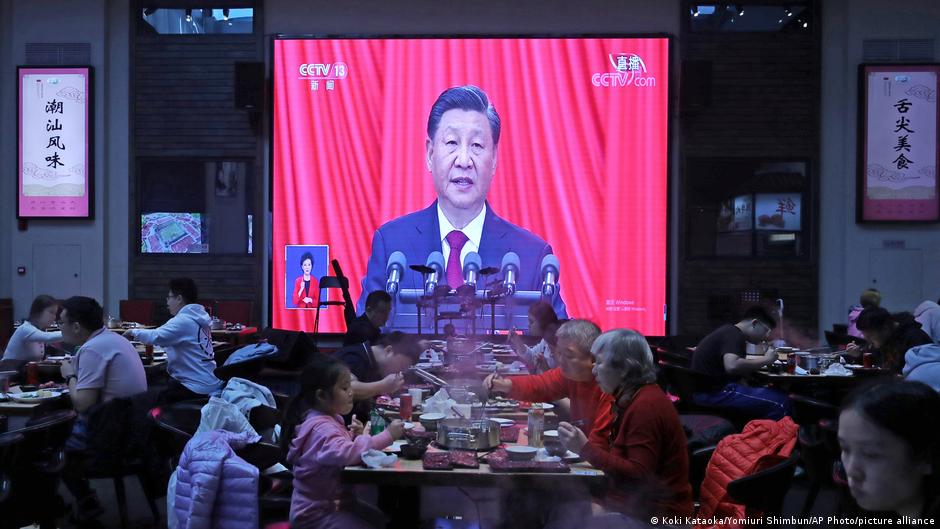 習近平在大會上總結過去五年工作、提出未來目標，圖為北京一家餐廳播放二十大現場直播