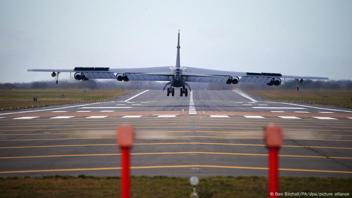 UK, Swindon | Landung eines US Langstreckenbomber B52 UK, Swindon | Landung eines US Langstreckenbomber B52