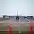 Bombardeiro B-52 americano aterrissa em pista de voo