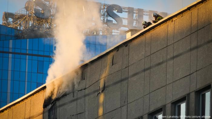 Los bomberos trabajan en el lugar de los ataques rusos en Kiev, Ucrania, el lunes 17 de octubre de 2022, después que varias explosiones sacudieran la capital en la madrugada.