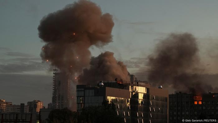 Humo sale de edificios atacados con drones kamikaze en Kiev,.