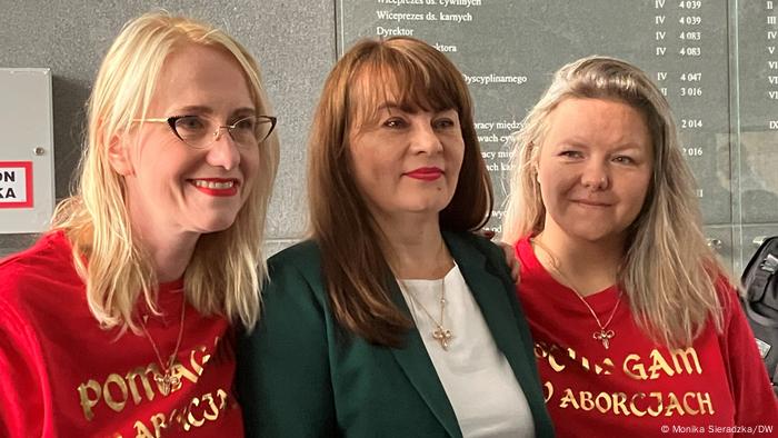 Do Justyny ​​Wydrzyńskiej (w środku) dołączają członkinie Abortion Dream Team Kinga Zelińska i Natalia Broniarczyk