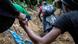 Foto simbólica de dos personas que caminan de la mano por la selva de Panamá Foto simbólica de dos personas que caminan de la mano por la selva de Panamá