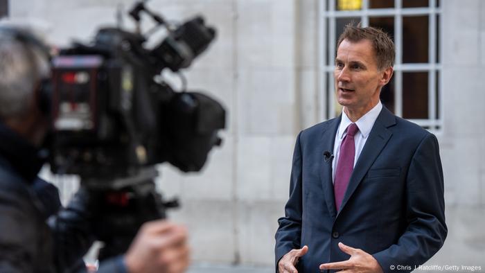 Jeremy Hunt spricht vor einer Fernsehkamera Jeremy Hunt spricht vor einer Fernsehkamera
