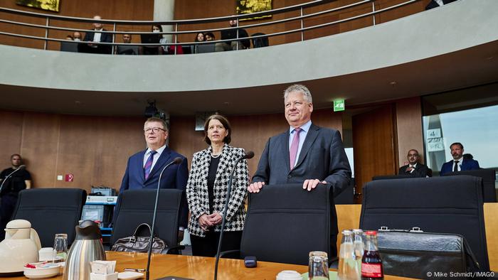 Die Präsidentin des Militärischen Abschirmdiensts, Martina Rosenberg steht in einem Anhörungssaal des Bundestages zwischen dem Präsidenten des Verfassungsschutzes, Thomas Haldenwang (l.), und dem Präsidenten des Bundesnachrichtendienstes, Bruno Kahl (r.) 