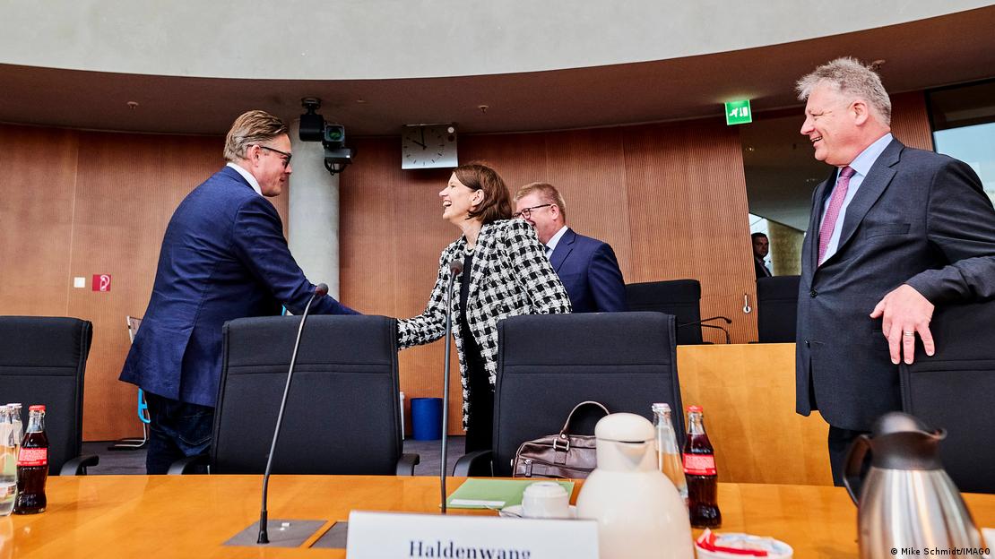 Raportimi në Bundestag për gjendjen e sigurisë - Kreu i Komisionit të Kontrollit të Inteligjencës në Bundestag, von Notr përshëndet Martina Rosenberg nga Kundërzbulimi Ushtarak dhe presidentin e Entit të Mbrojtjes së Rendit Kushtetues, Thomas Haldenwang