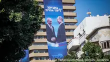 Ein Wahlplakat der Likud-Partei, auf dem der Ministerpräsident von Israel, Netanjahu (l), und der Präsident von Russland, Putin, sich die Hand geben, hängt an einem Gebäude. Die Wahlen sollen am 17. September 2019 stattfinden.