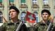 Schweizer Soldaten mit Flagge und Gewehren (Foto: AP) Schweizer Soldaten mit Flagge und Gewehren (Foto: AP)