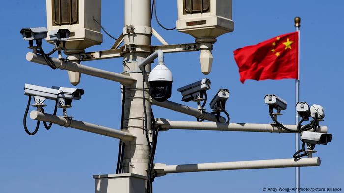 中国监控系统完善，街道经常可见密集安装的监视摄像机。