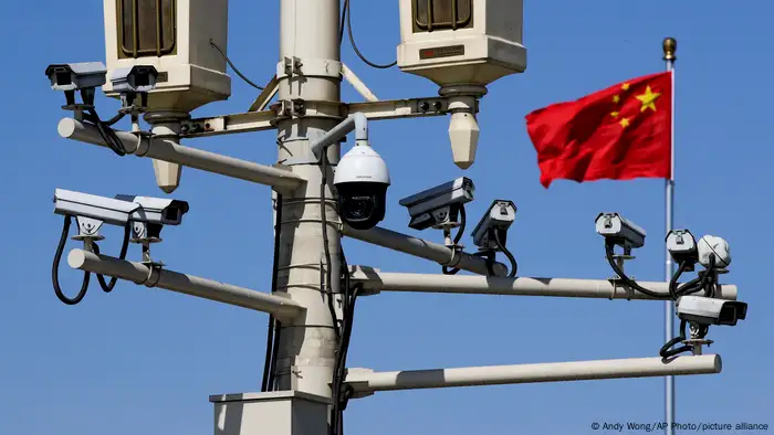 中國監控系統完善，街道經常可見密集安裝的監視攝影機。