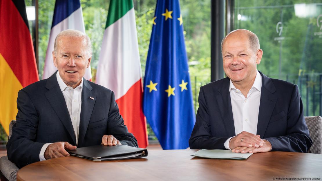 Joe Biden dhe Olaf Scholz ulur në tavolinë Joe Biden dhe Olaf Scholz ulur në tavolinë