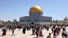 TOPSHOT - Palestinian Muslims gather at Jerusalem's Al-Aqsa mosque complex following Friday prayers during the holy month of Ramadan on April 15, 2022. - More than 100 people were wounded in fresh violence, which came after three tense weeks of deadly violence in Israel and the occupied West Bank, and as the Jewish festival of Passover and Christian Easter overlap with the Muslim holy month of Ramadan. (Photo by AHMAD GHARABLI / AFP) (Photo by AHMAD GHARABLI/AFP via Getty Images)