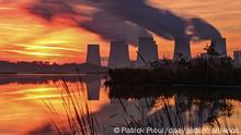 17.10.2022, Peitz +++ Wasserdampf steigt steigt am frühen Morgen zum Sonnenaufgang aus den Kühltürmen des Braunkohlekraftwerks Jänschwalde der Lausitz Energie Bergbau AG (LEAG). Mit Blick auf die Energieversorgung im Winter gerät auch das Kraftwerk Jänschwalde immer mehr ins Blickfeld.