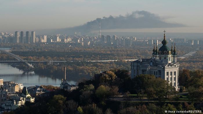 Humo sobre Kiev por ataques rusos. (18.10.2022).